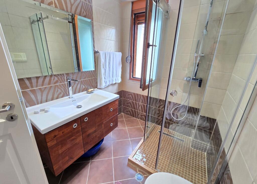 Apartament 2+1+post parkimi me qira ne Bllok