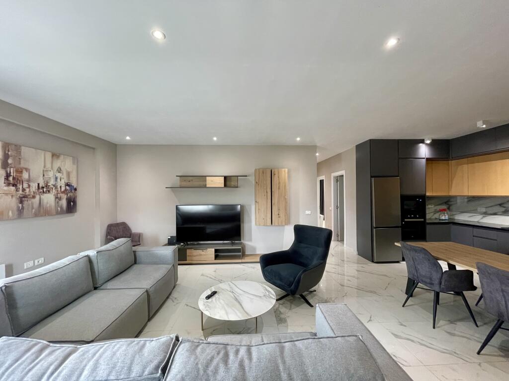 Jepet me QIRA apartament 3+1+PARKIM buzë Liqenit të Farkës