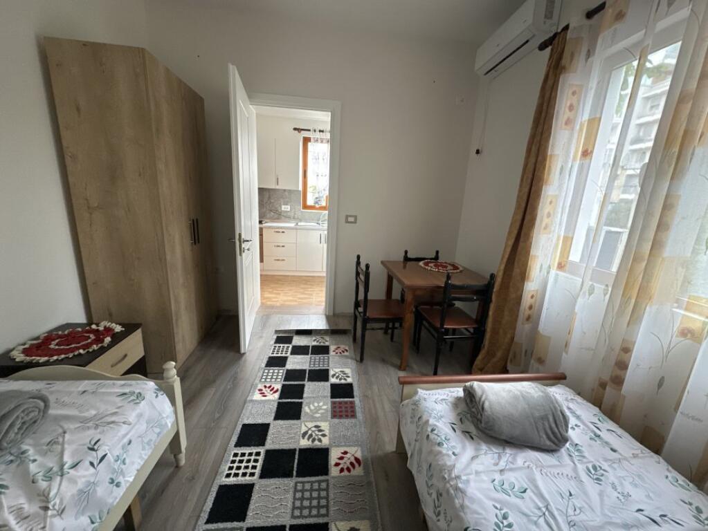 Jepet hyrje e vogel per dy persona prane zogut zi.