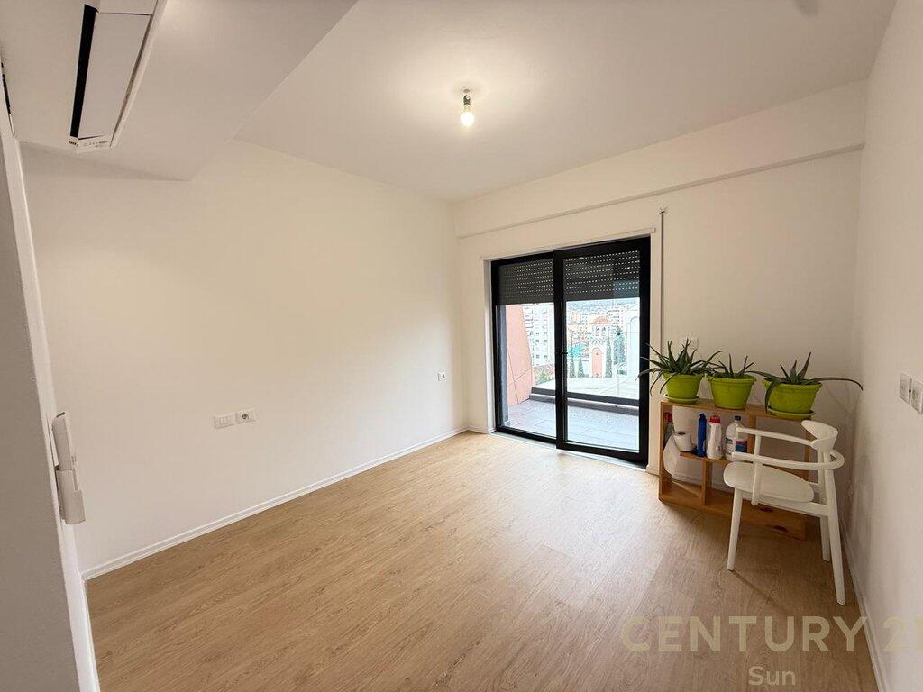 Studio+Ufficio 3+3 In Affitto in Via Kavaja!