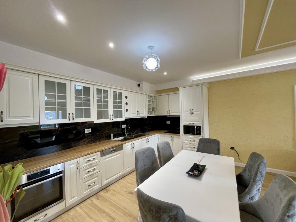 Jepet me QIRA apartament 2+1 luksoz në rezidencë private, Liqenit të Farkës