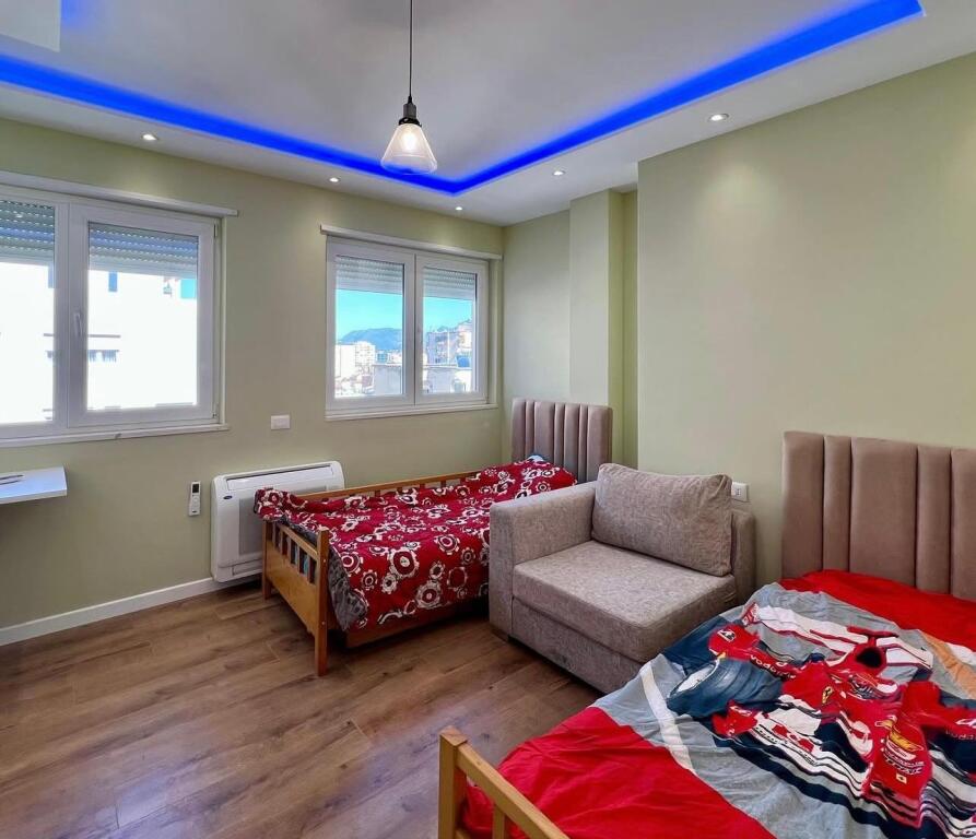 Jepet me Qira Apartament 2+1+2 Tualete, “Piaca-Qendër”, Tiranë.