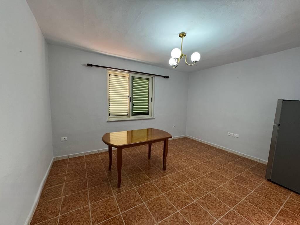 APARTAMENT 1+1 PRANE RRUGES KAVAJES 400 € /Muaj