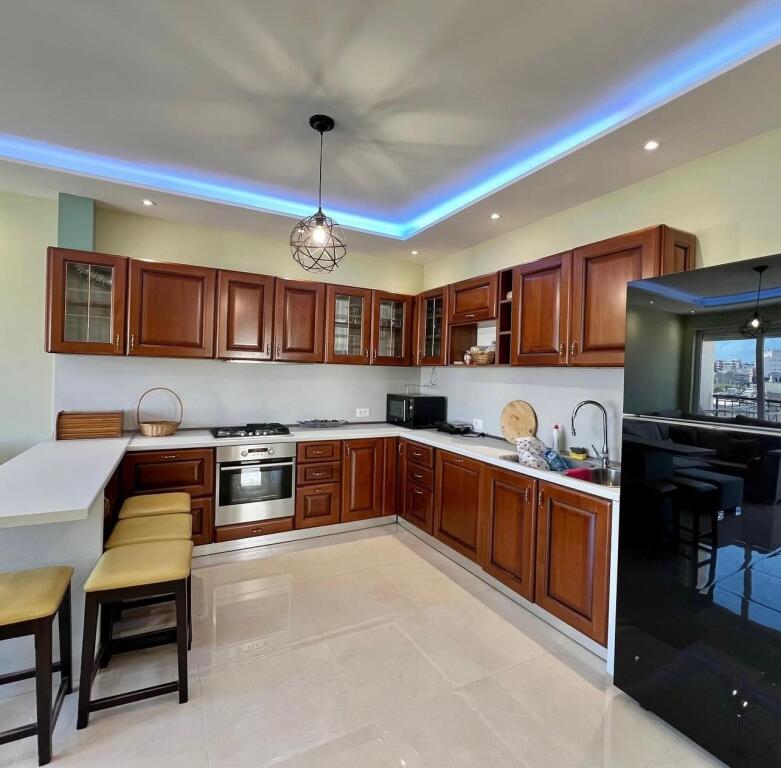 Jepet me Qira Apartament 2+1+2 Tualete, “Piaca-Qendër”, Tiranë.