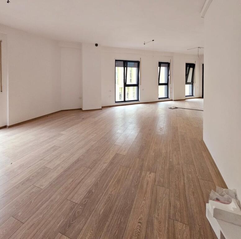 In Affitto: *Ufficio, Open Space* 📍Centro, *Dietro il 15° piano* ( *800€/mese* ) 2° Piano in Nuovo Edificio - *Fantastico Per Ogni Tipo Di Attività* | 3 Condizionatori | Vista Dalla Strada Principale | Tutte Le Installazioni Sono Di Qualità