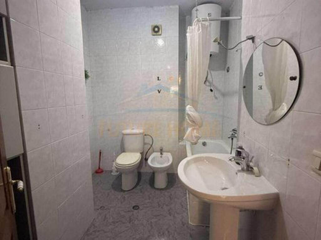 Shitet , Apartament 2+1+2, Komuna Parisit