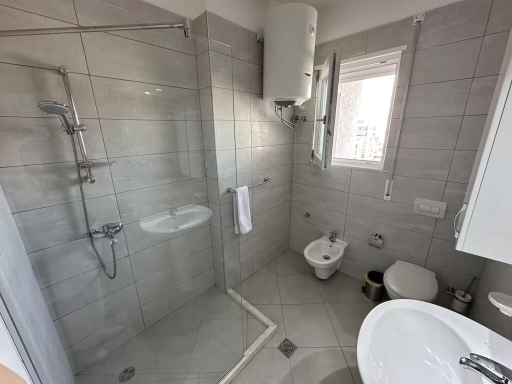 Me qira 2+1+2 modern 100 m² – Post parkimi i përfshirë, Pazar i Ri