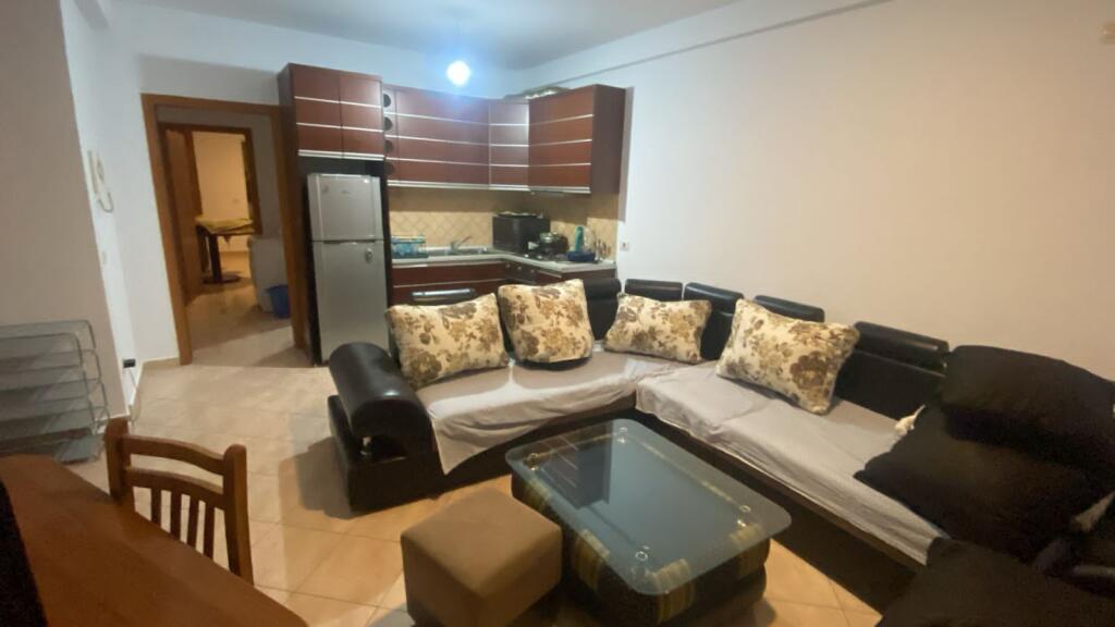 Jepet me qira apartament 2+1+2 ballkone