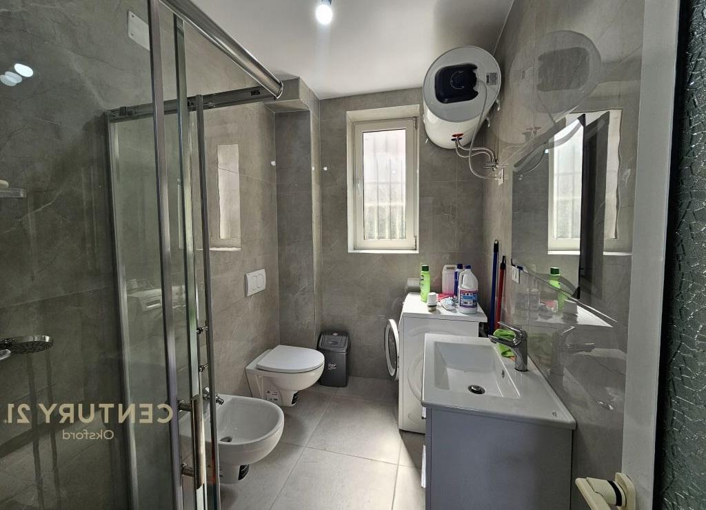JEPET ME QIRA APARTAMENT 2+1 TEK 21 DHJETORI!