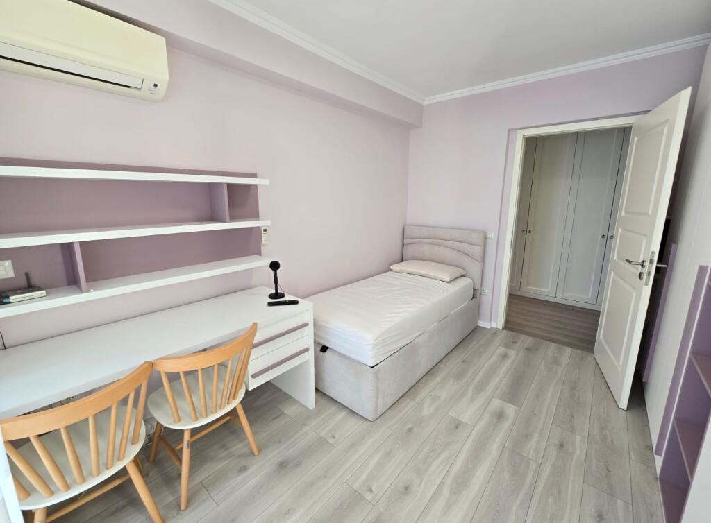 Apartament 2+1+post parkimi me qira ne Bllok