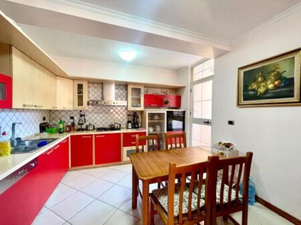 Shitet Apartament 3+1+2, Komuna E Parisit , Tirane