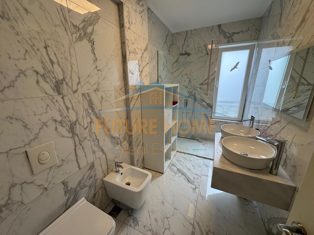 VILLA SU 4 PIANI IN VENDITA, A FARKE CON VISTA LAGO