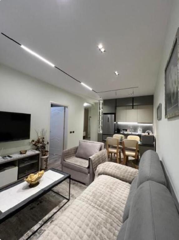 APARTAMENT ME QERA 1+1 BULEVARDI ZOGU I PARE 1000 EURO