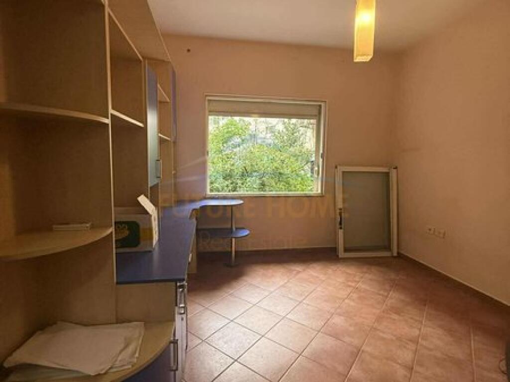 Shitet , Apartament 2+1+2, Komuna Parisit