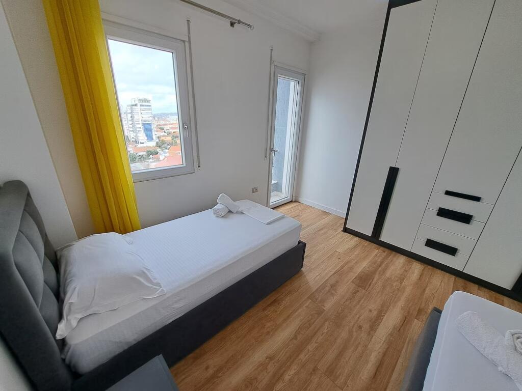 Me qira 2+1+2 modern 100 m² – Post parkimi i përfshirë, Pazar i Ri