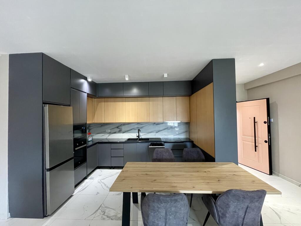 Jepet me QIRA apartament 3+1+PARKIM buzë Liqenit të Farkës