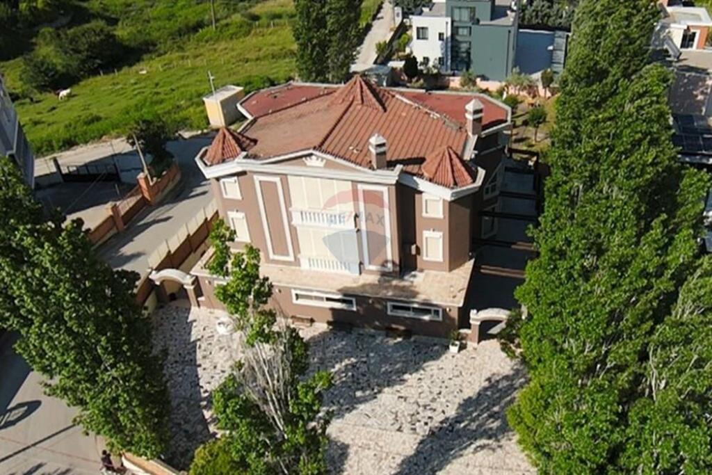 MULTIFUNCTIONAL BUILDING FOR SALE NEAR TEG!
