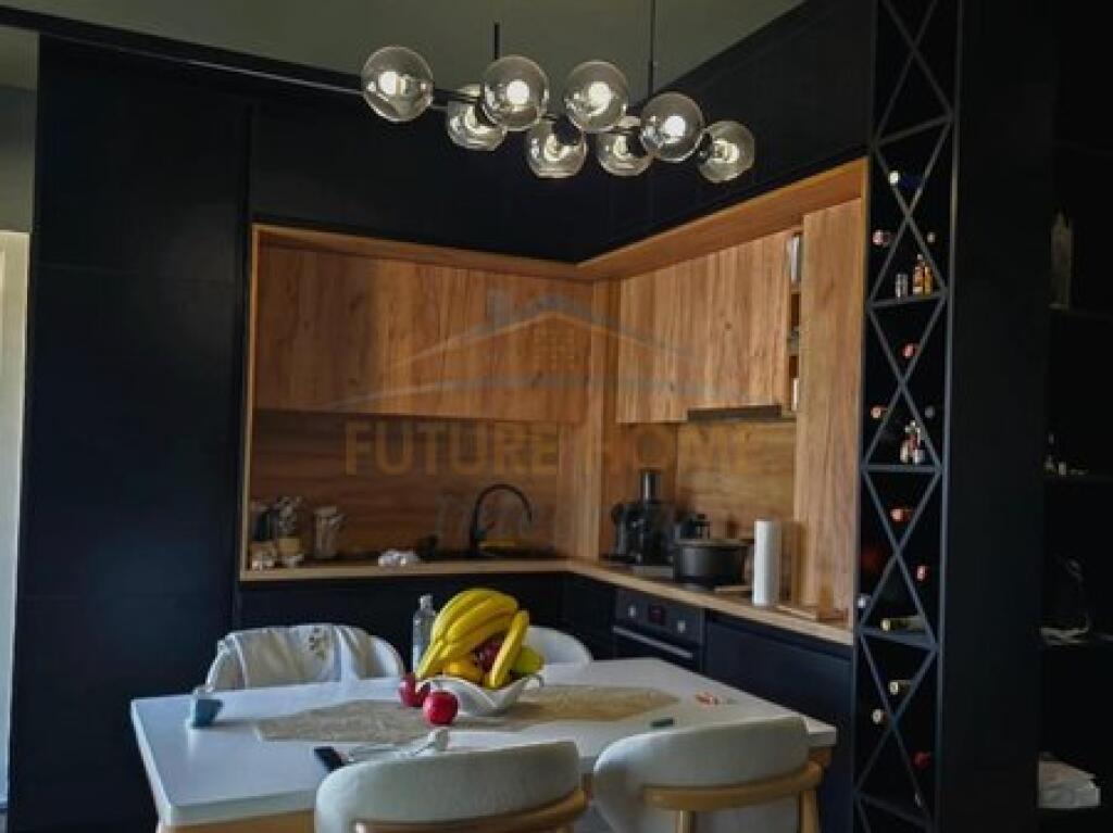 In vendita, Appartamento 2+1+Veranda+Guardaroba, Ex Mercato Elettrico, Tirana.