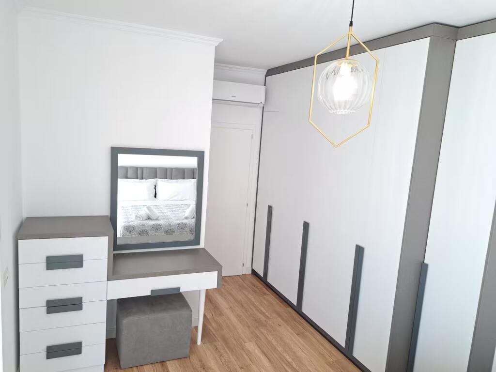 Me qira 2+1+2 modern 100 m² – Post parkimi i përfshirë, Pazar i Ri