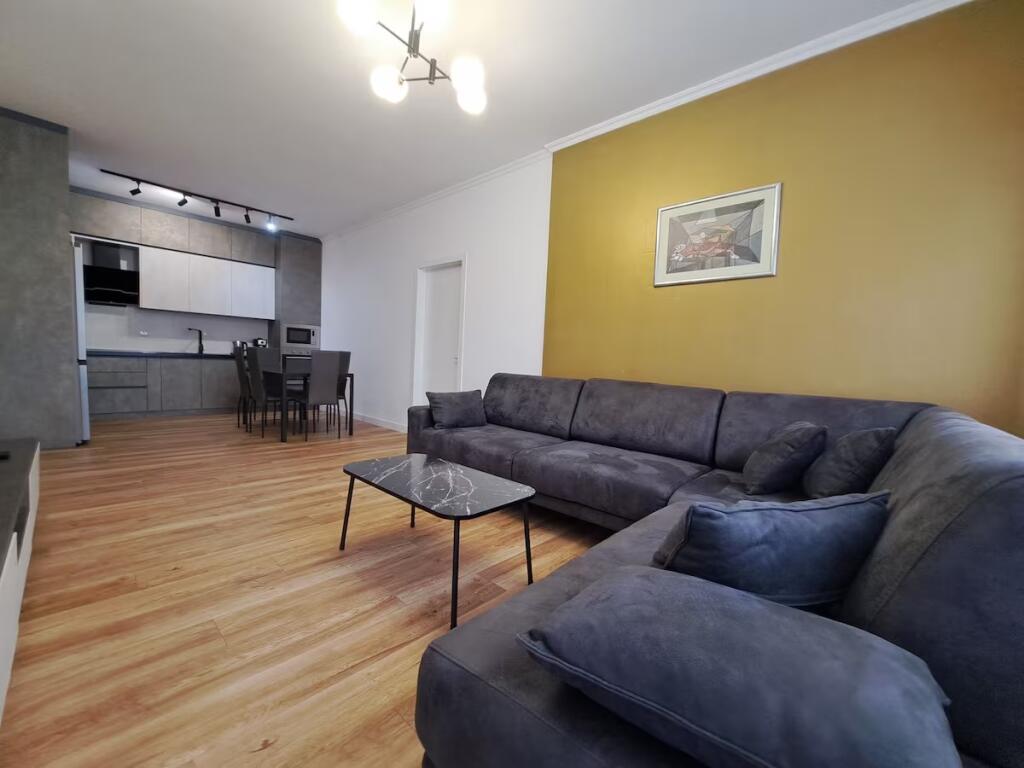 Me qira 2+1+2 modern 100 m² – Post parkimi i përfshirë, Pazar i Ri