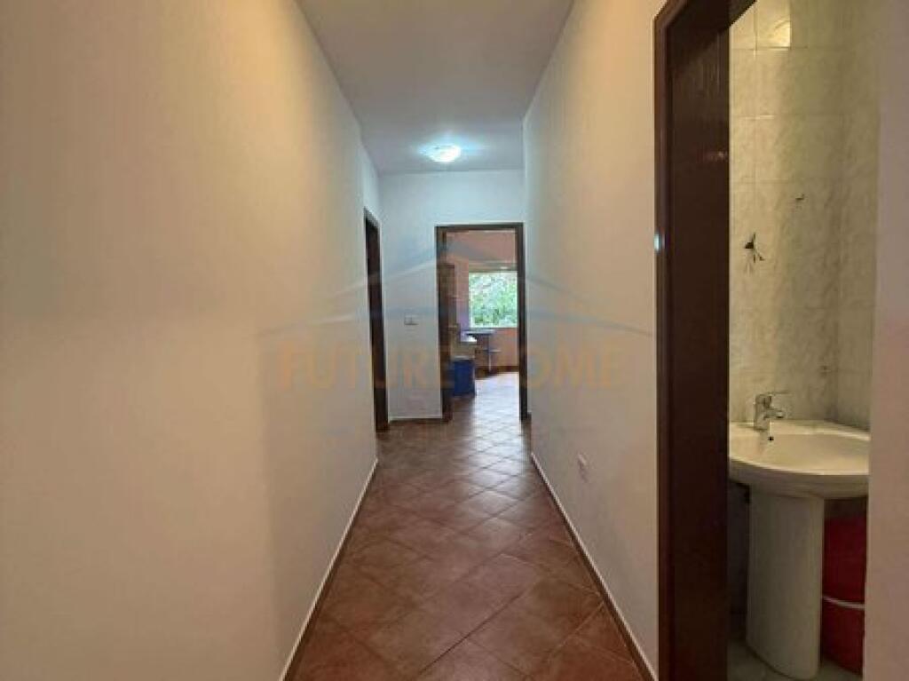 Shitet , Apartament 2+1+2, Komuna Parisit
