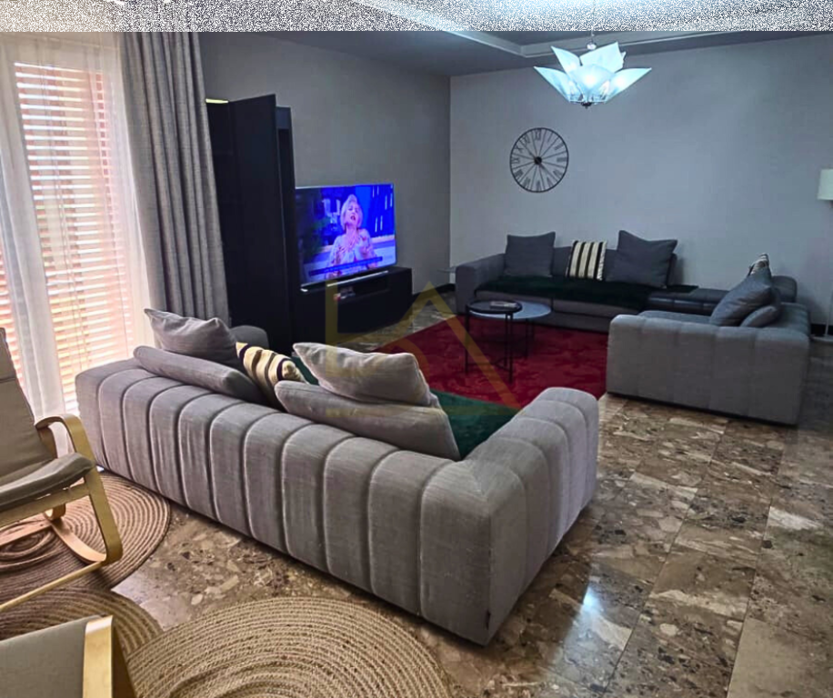 Jepet me Qira – Vilë me Magazinë, Rruga “5 Maji”, Tiranë