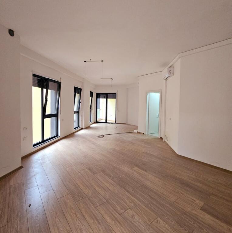 In Affitto: *Ufficio, Open Space* 📍Centro, *Dietro il 15° piano* ( *800€/mese* ) 2° Piano in Nuovo Edificio - *Fantastico Per Ogni Tipo Di Attività* | 3 Condizionatori | Vista Dalla Strada Principale | Tutte Le Installazioni Sono Di Qualità
