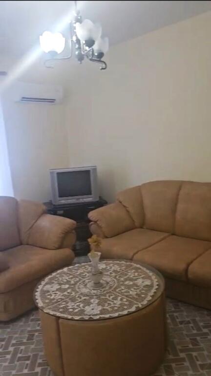 🏢Tek Bulevardi Zogu I,prane Fakultetit te Shkencave te Natyres jepet me qera apartament apartament 3+1 e mobiluar 65,000L