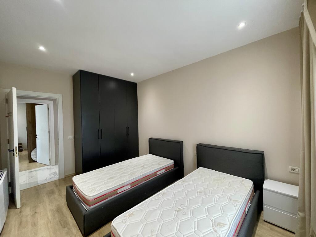 Jepet me QIRA apartament 3+1+PARKIM buzë Liqenit të Farkës