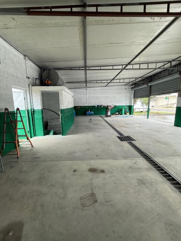 WAREHOUSE FOR RENT 1000 M2 PEZE HELMES 1500 EURO