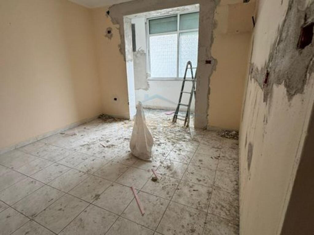 Shitet, Apartament 2+1, Oxhaku, Tiranë.
