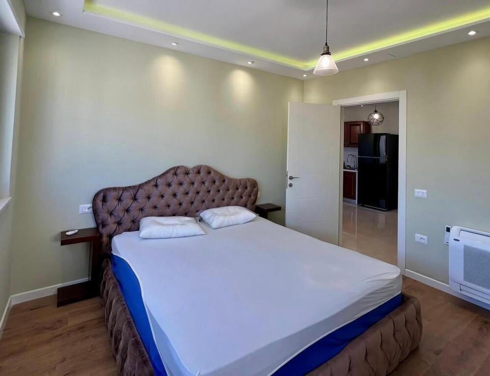 Jepet me Qira Apartament 2+1+2 Tualete, “Piaca-Qendër”, Tiranë.