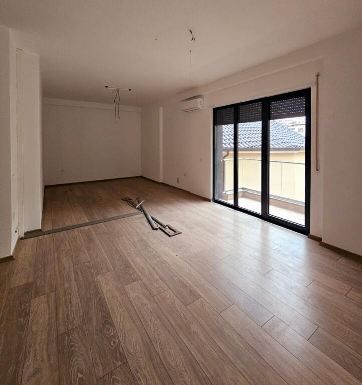 In Affitto: *Ufficio, Open Space* 📍Centro, *Dietro il 15° piano* ( *800€/mese* ) 2° Piano in Nuovo Edificio - *Fantastico Per Ogni Tipo Di Attività* | 3 Condizionatori | Vista Dalla Strada Principale | Tutte Le Installazioni Sono Di Qualità