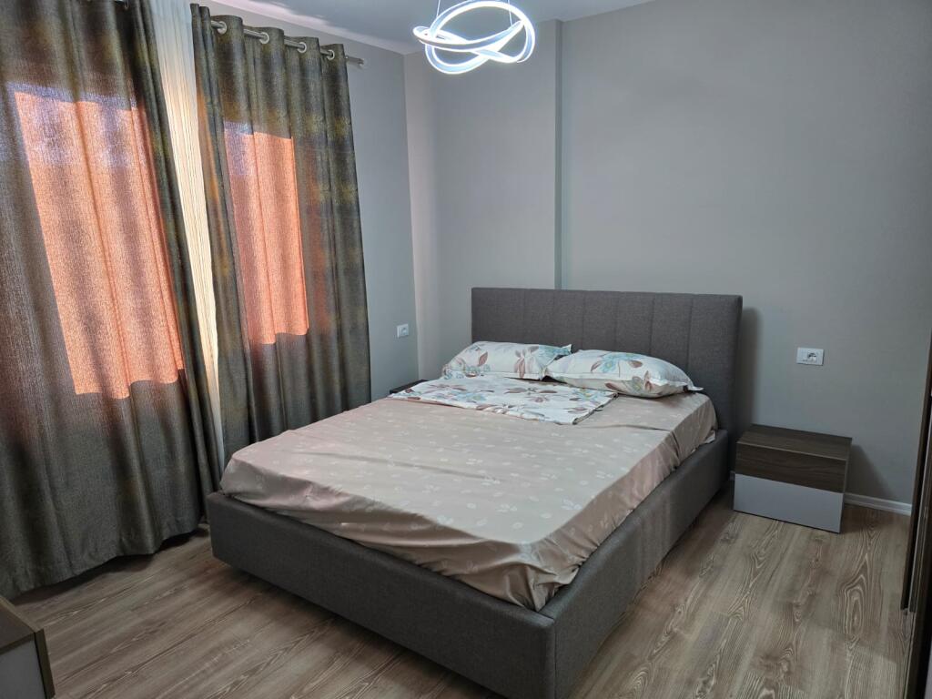 Affittasi 2+1+1 UNIVERS CITY 50.000 lek