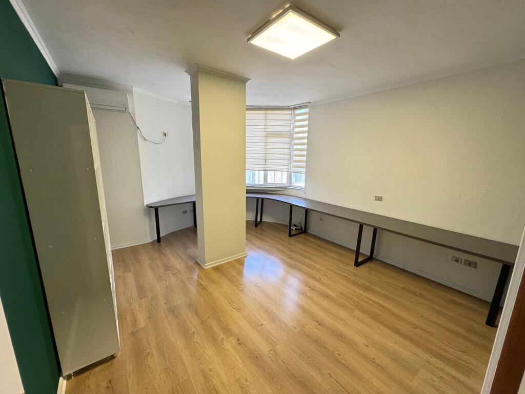 🏢 Office for Rent 📍 Wilson Square💶 Price: 800 € (negotiable)