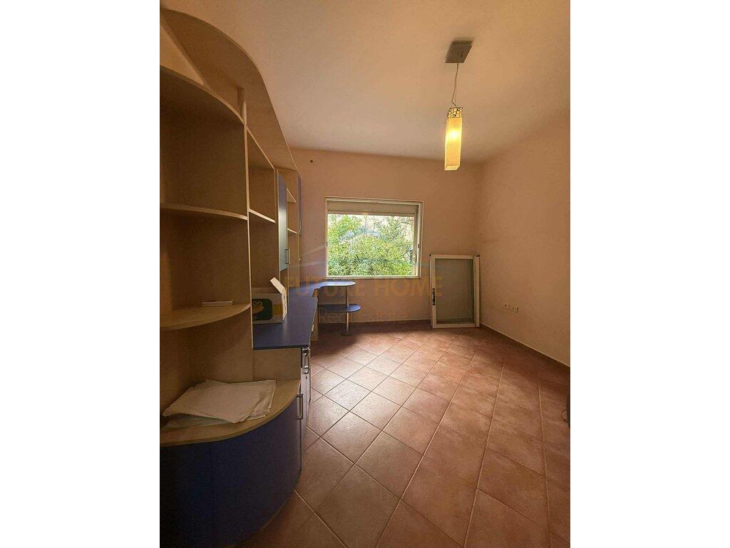 Shitet , Apartament 2+1+2, Komuna Parisit