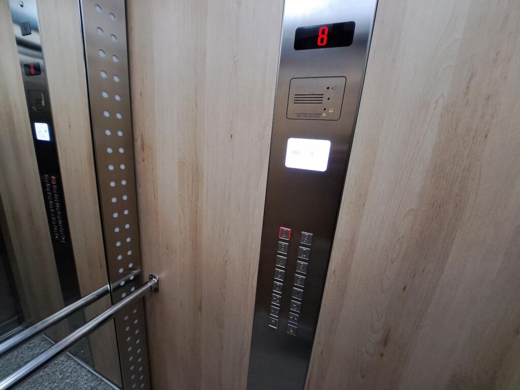 Me qira 2+1+2 modern 100 m² – Post parkimi i përfshirë, Pazar i Ri