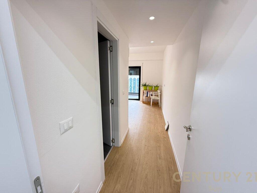 Studio+Ufficio 3+3 In Affitto in Via Kavaja!