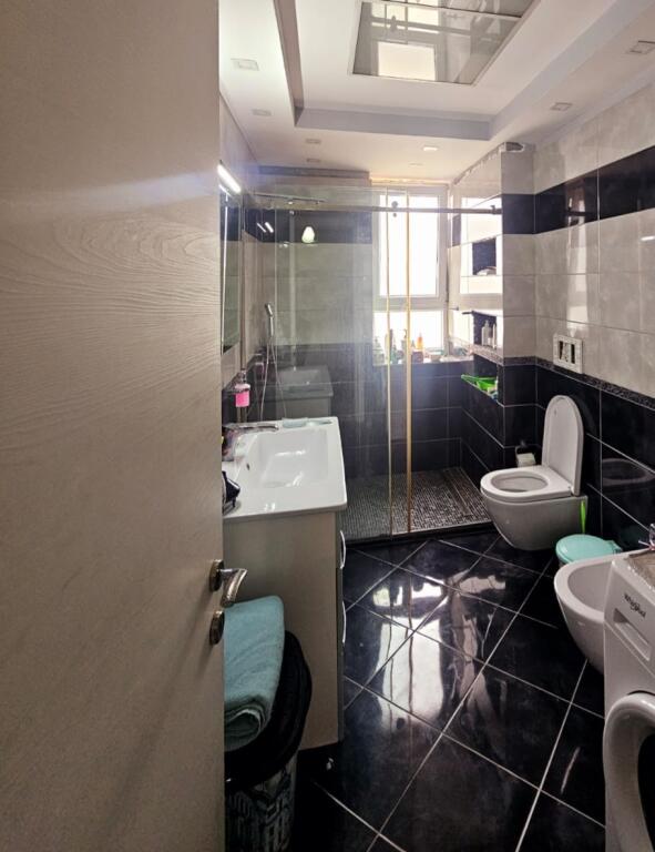 IN VENDITA – * Appartamento 2+1 + 1 Balcone &amp; nel Cuore di Tirana! 😱😲*127 m² *📍Mine Peza* , Vicino alla Procura Generale -- *Prezzo 265.000 €*