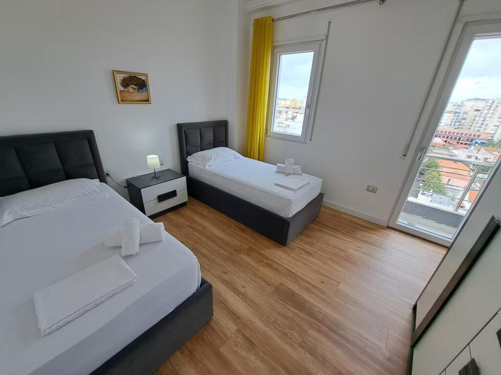 Me qira 2+1+2 modern 100 m² – Post parkimi i përfshirë, Pazar i Ri