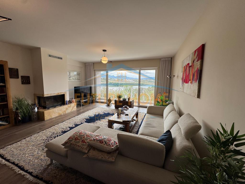 VILLA SU 4 PIANI IN VENDITA, A FARKE CON VISTA LAGO