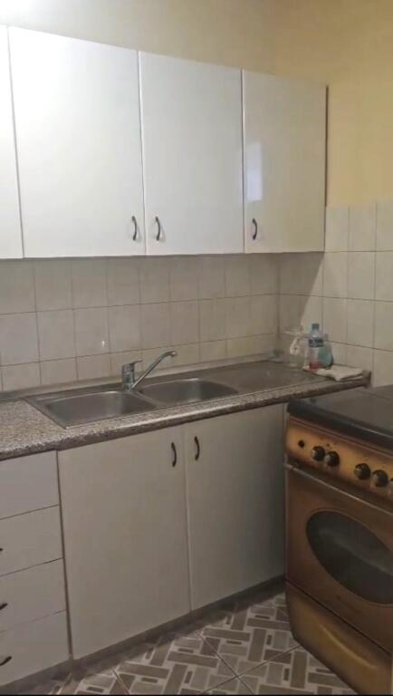 🏢Tek Bulevardi Zogu I,prane Fakultetit te Shkencave te Natyres jepet me qera apartament apartament 3+1 e mobiluar 65,000L