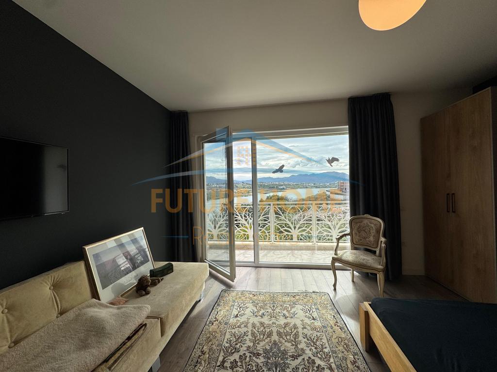 VILLA SU 4 PIANI IN VENDITA, A FARKE CON VISTA LAGO
