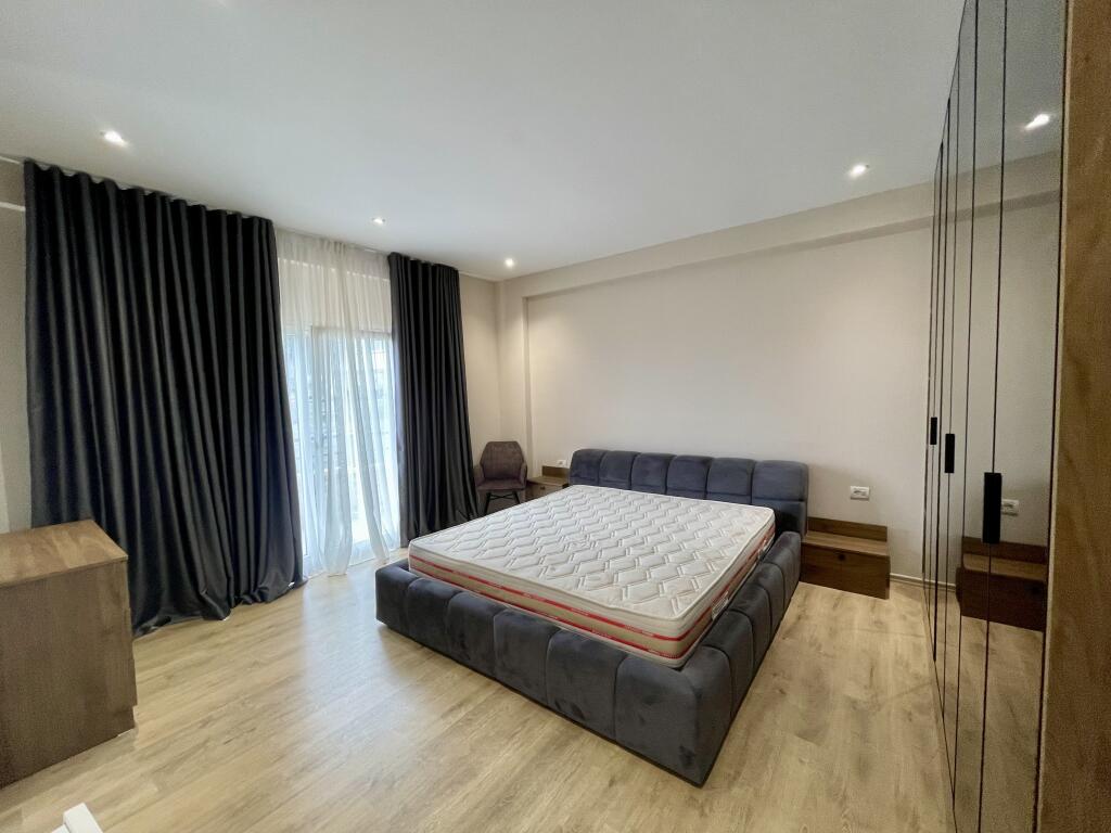 Jepet me QIRA apartament 3+1+PARKIM buzë Liqenit të Farkës