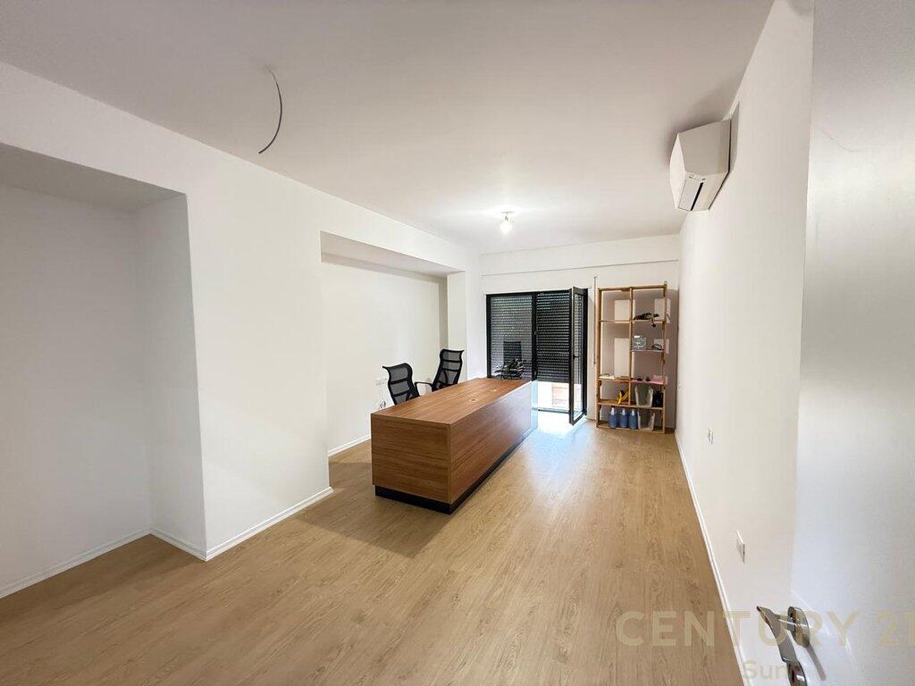 Studio+Ufficio 3+3 In Affitto in Via Kavaja!