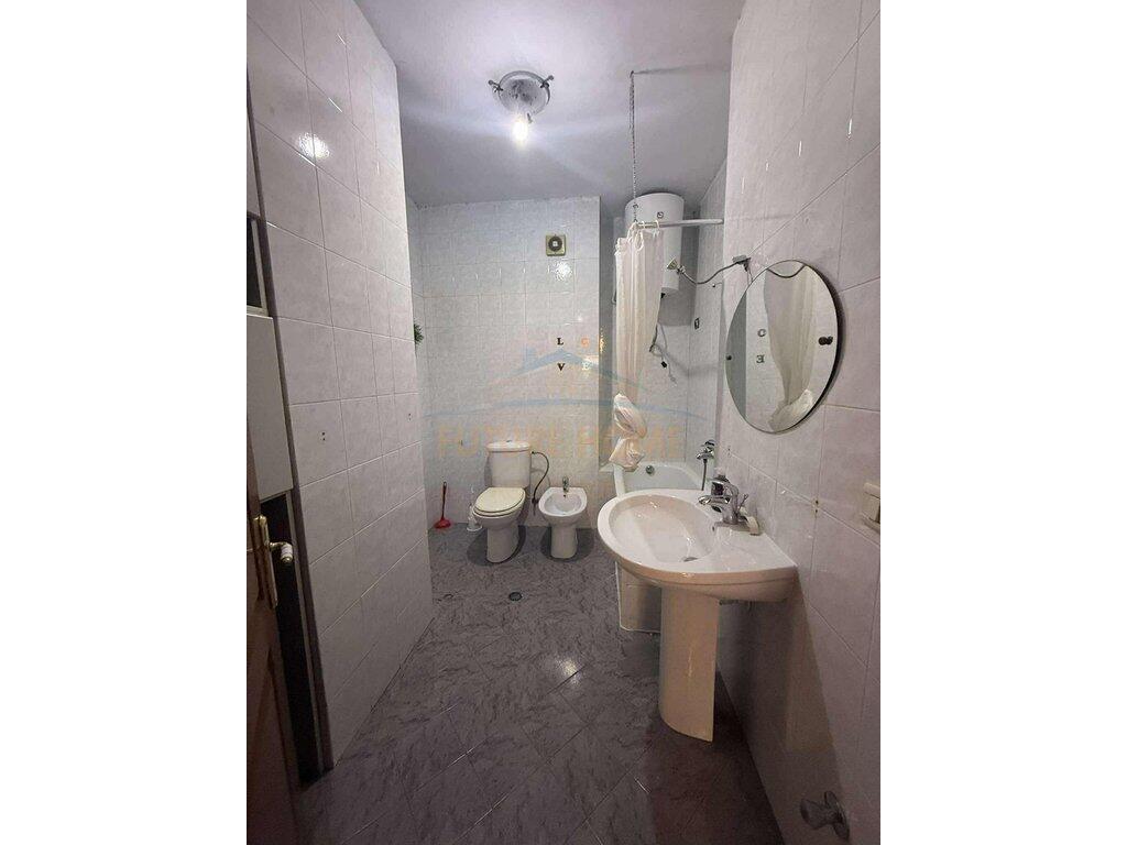 Shitet , Apartament 2+1+2, Komuna Parisit