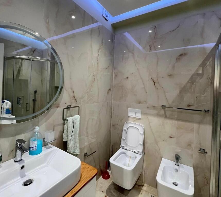 Jepet me Qira Apartament 2+1+2 Tualete, “Piaca-Qendër”, Tiranë.