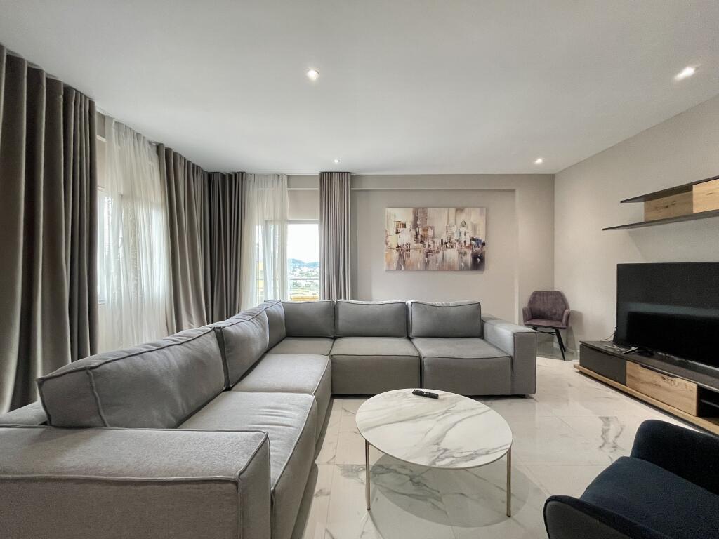 Jepet me QIRA apartament 3+1+PARKIM buzë Liqenit të Farkës