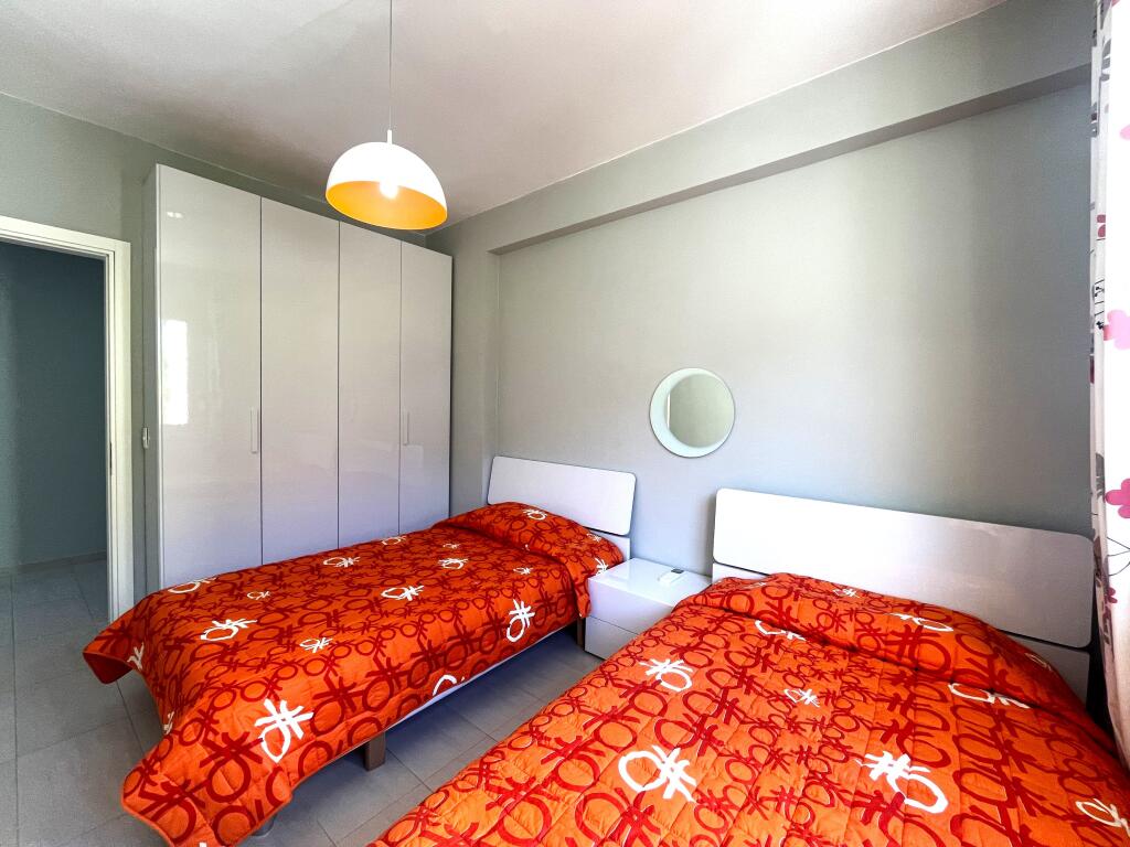 Apartament shumë i madh në zonën Uji i Ftohtë me verandë dhe pamje nga deti