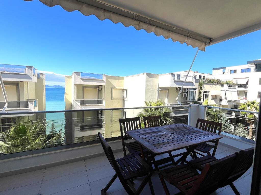 Apartament shumë i madh 700 metra nga deti
